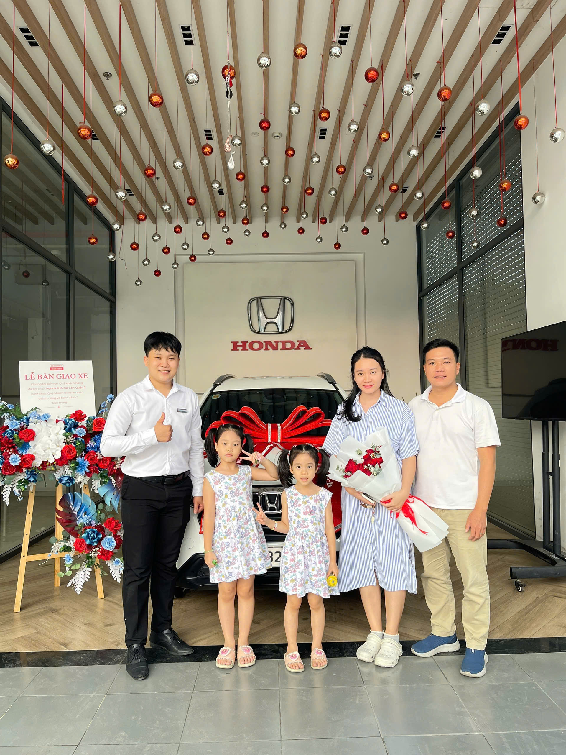 “khách hàng nhận xe Honda mới tại đại lý HCM” “ảnh giao xe Honda thực tế tại showroom”